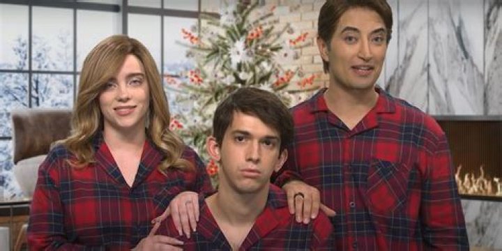 'SNL': Christmas Card Sketch Features a Surprise Celebrity Singer Cameo