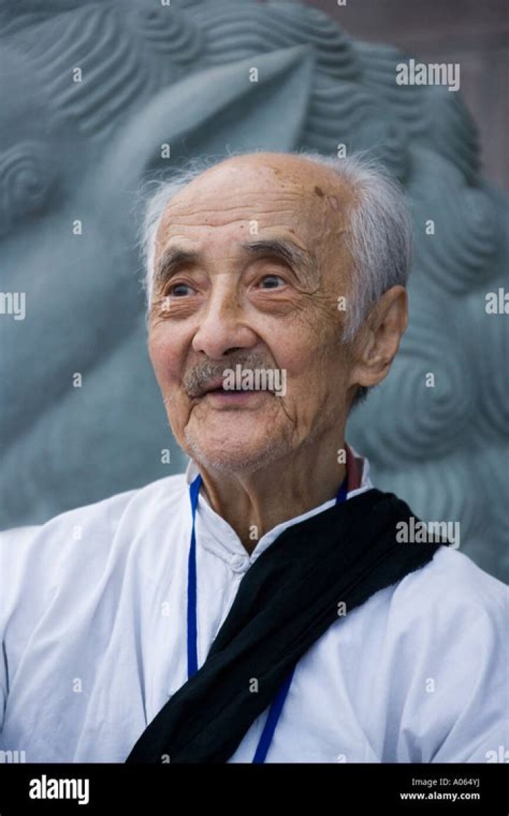 Abandoned by family, elderly Chinese man turns to nude modelling