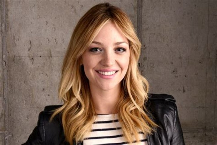 Abby Elliott Net Worth 2024: Business Ventures, Earnings and Real Estate