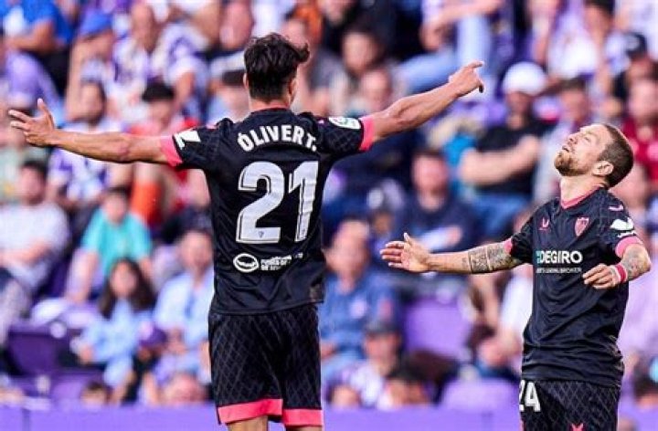 Alejandro Papu Gomez scores for Sevilla in 3-1 win vs. Valencia