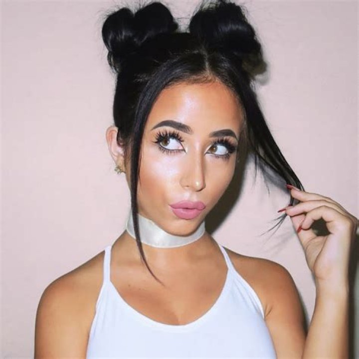 Amber Scholl Net Worth 2024