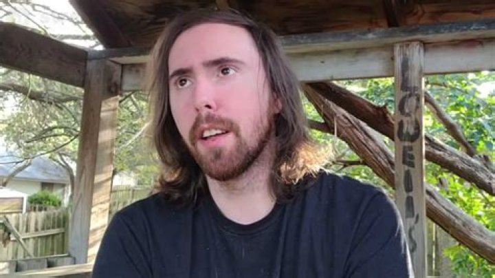 Asmongold responds to fans begging him to return on main Twitch channel
