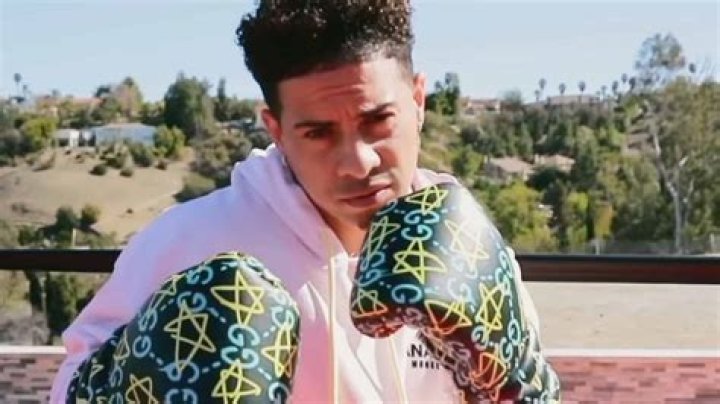Austin McBroom mobbed by hundreds of fans while demolishing a Bryce Hall piñata