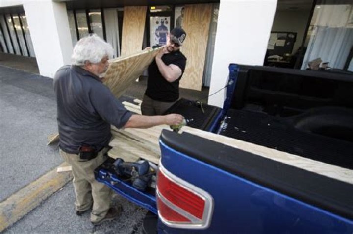 	Burglars steal guns, cash, from Pompano Beach gun store	