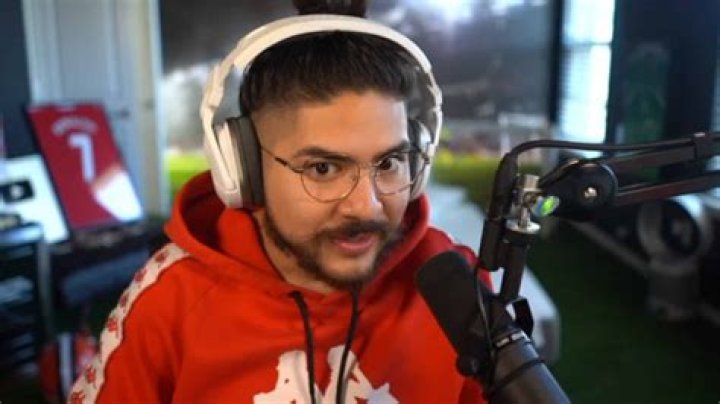 Castro1021 absolutely destroys his controller and headset during a match of FIFA 19