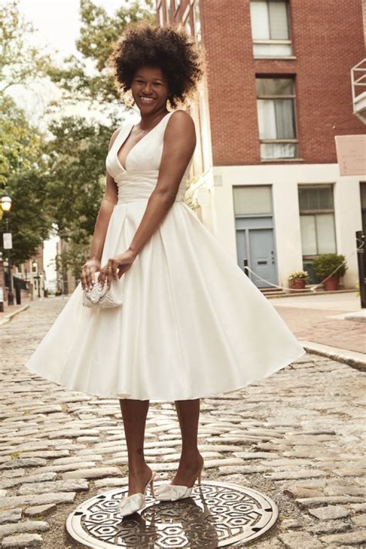 Chic And Simple: The Perfect Courthouse Wedding Outfit