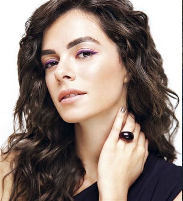 Discovering The Multifaceted World Of Özge Özpirinççi