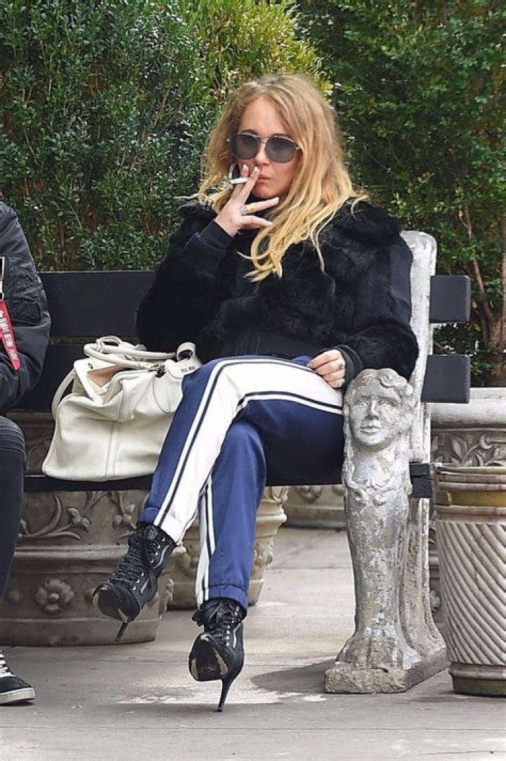Does Juno Temple Smoke in Real Life? Know the Truth