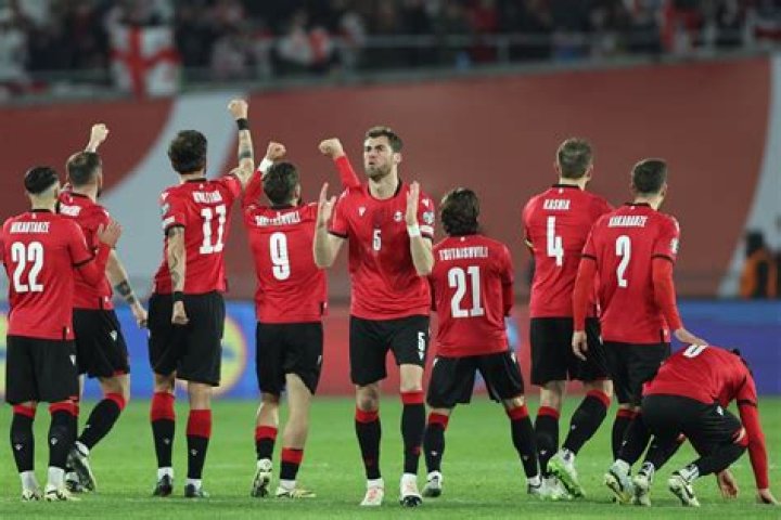 Ein perverser Spieler - Georgiens Kultfigur Giorgi… – 11FREUNDE