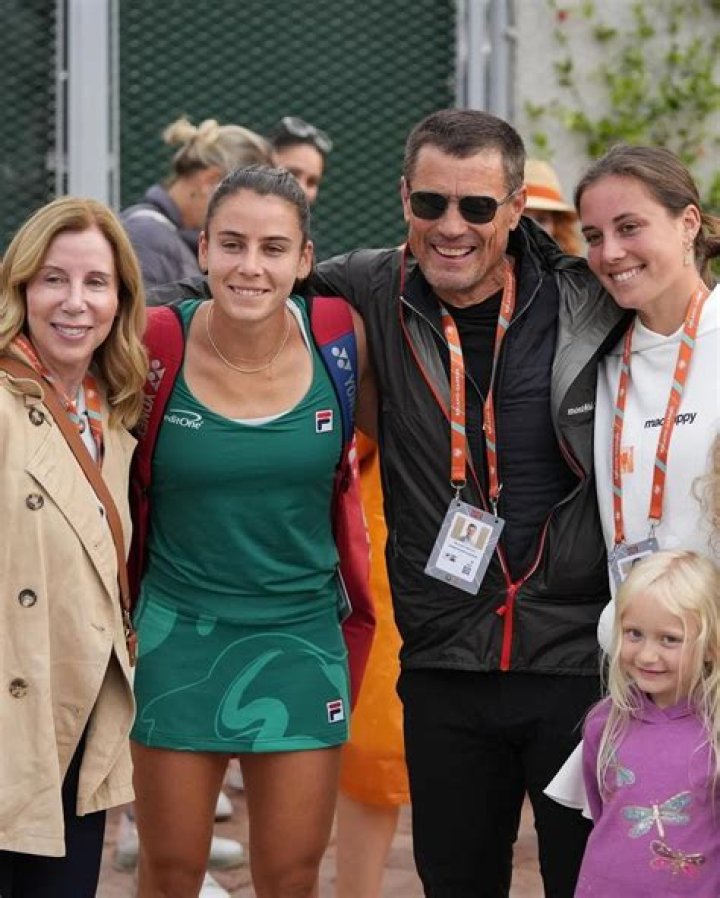 Emma Navarro's Parents: A Deep Dive Into Her Family Background