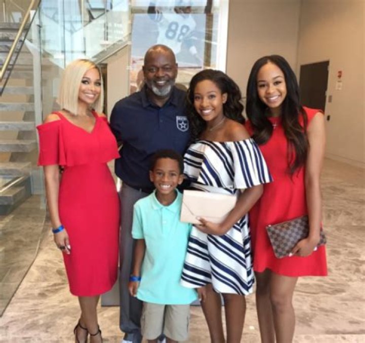 EMMITT SMITH HAS THE SUPPORT OF FAMILY AT ‘RING OF HONOR WALK’ UNVEILING