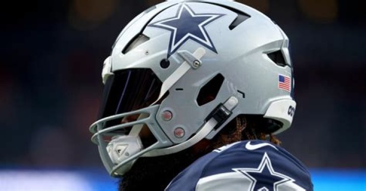 Ezekiel Elliott's new helmet for 2022 season