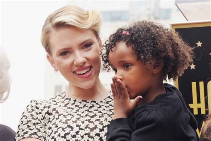 Fenan Sloan: Facts About Scarlett Johansson's Sister