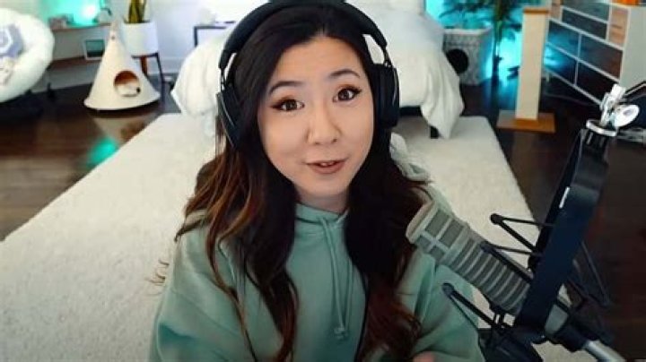 Fuslie reveals disgusting encounter with IRL stalker