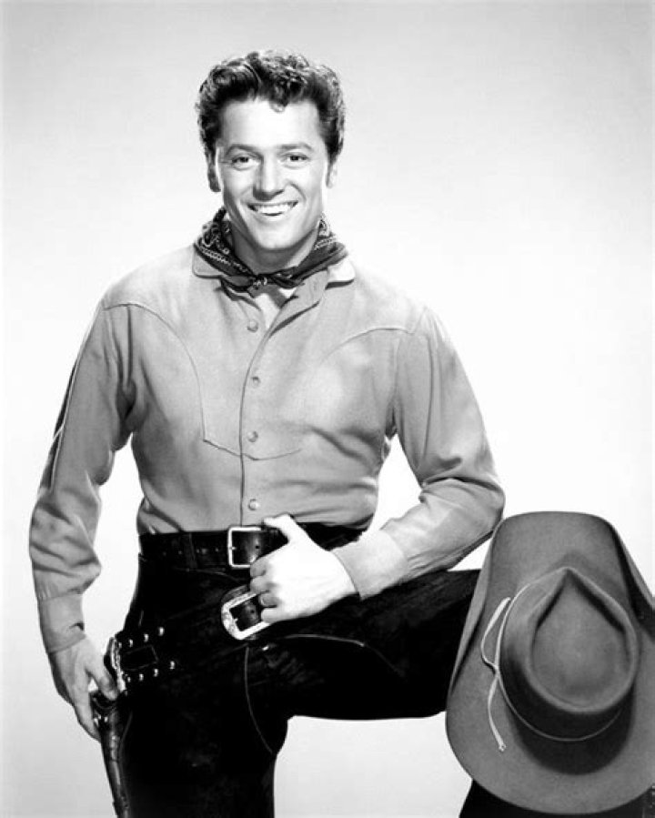 	GORDON MACRAE, 64, STAR OF FILM MUSICALS	