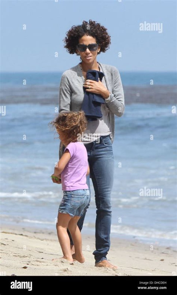 HALLE BERRY, NAHLA, AND FRIENDS HIT THE BEACH