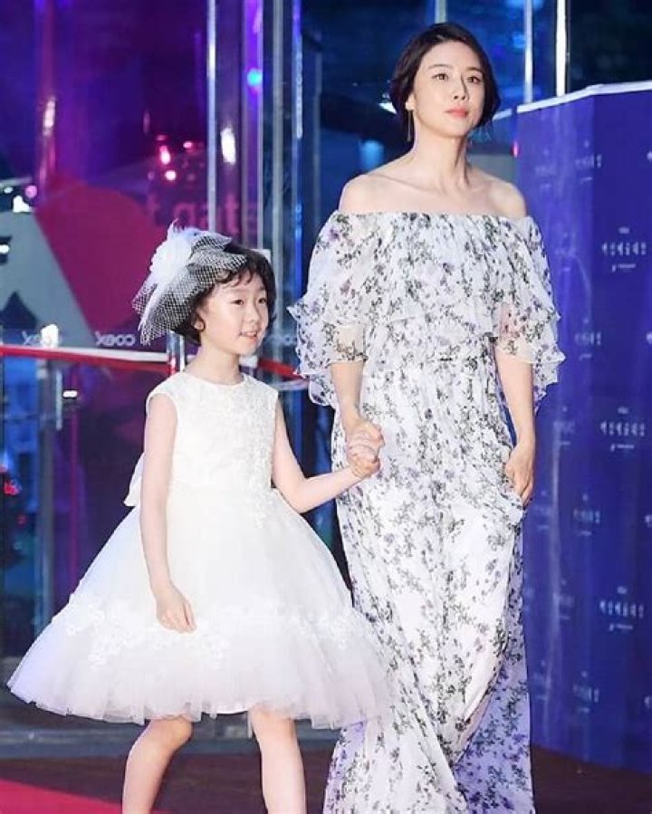 Heo Yool - Height, Bio, Career, Single, Age, Net Worth, Facts