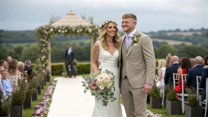 	HOLLY LIKES MARRIED LIFE	