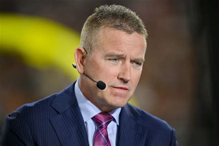 How much does the ESPN analyst make? 