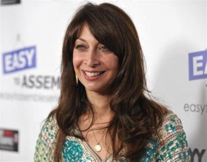 Illeana Douglas Net Worth – Phone Number, House Address, Wiki