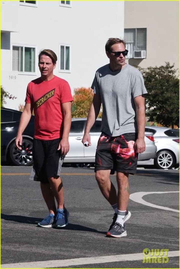 Is 30 Rock star Jack McBrayer a gay? is he have girlfriend?