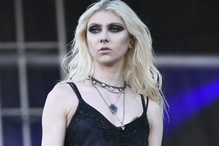Is Taylor Momsen Single Or Taken? Does She Have A Husband?