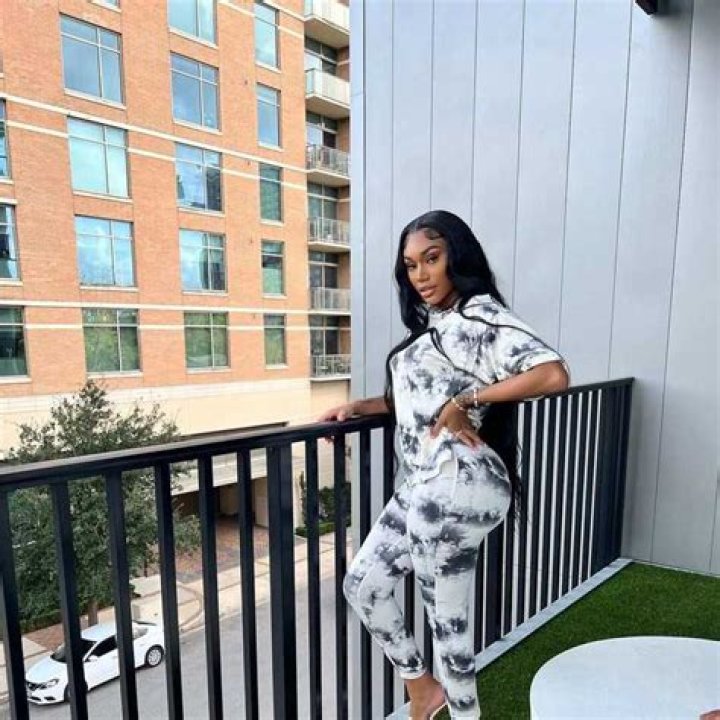 Jania Meshell - Bio, Net Worth, Height
