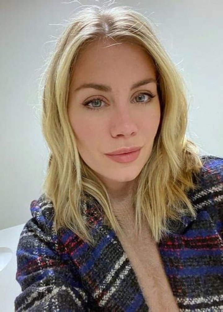Jennifer Holland: Wiki, Bio, Age, Family, Career, Boyfriends, Net Worth