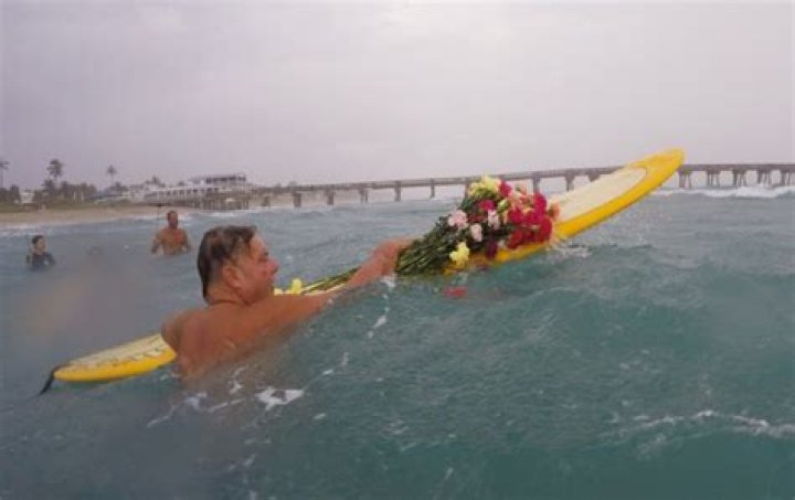 	Jimmy Buffett remembered in Lake Worth Beach ‘Paddle Out’ | PHOTOS	