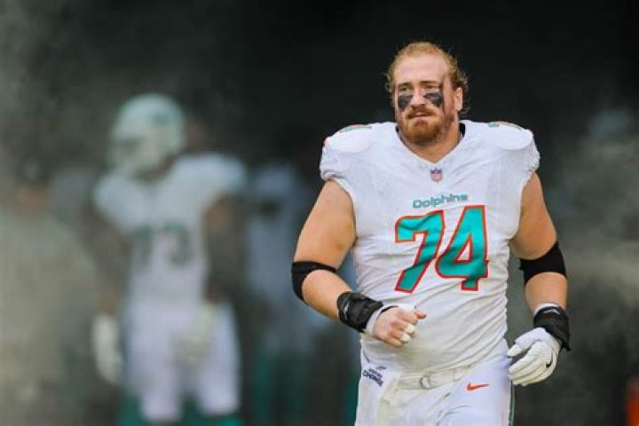 	Lineman Liam Eichenberg, LB Elandon Roberts not seen at Dolphins’ practice as Adam Pankey returns	