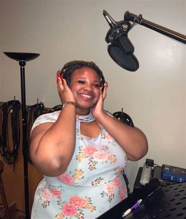 Lovely Peaches - Bio, Age, Net Worth, Height, Single, Nationality, Body Measurement, Career