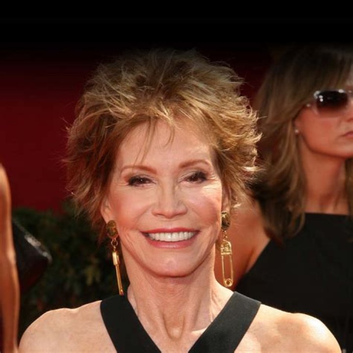 Mary Tyler Moore - Bio, Net Worth, Height