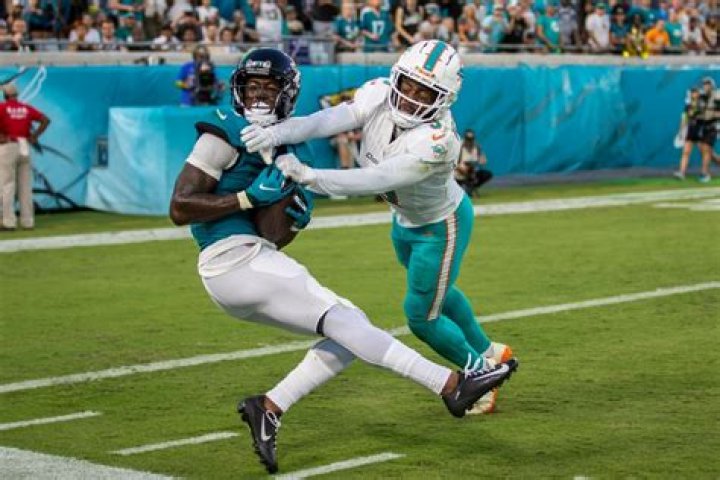 
Miami Dolphins |	Chris Perkins: Dolphins’ Noah Igbinoghene trade could lift first-round pressure from his shoulders	
