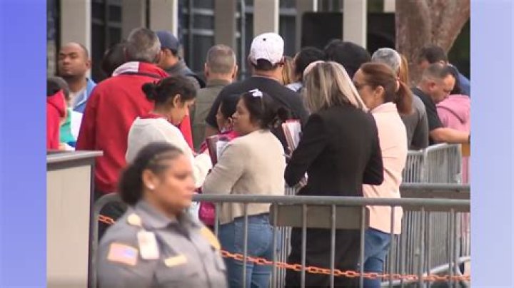 	Miramar: Largas filas de inmigrantes en las oficinas de inmigración	