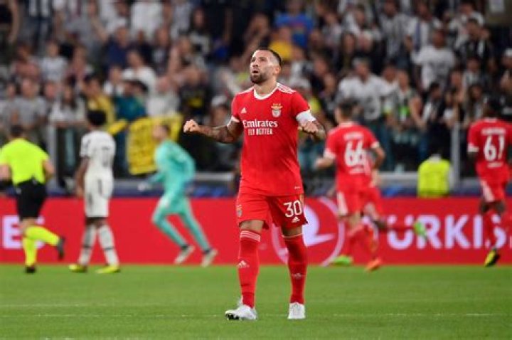 Nicolás Otamendi scores first goal of league season in Benfica win
