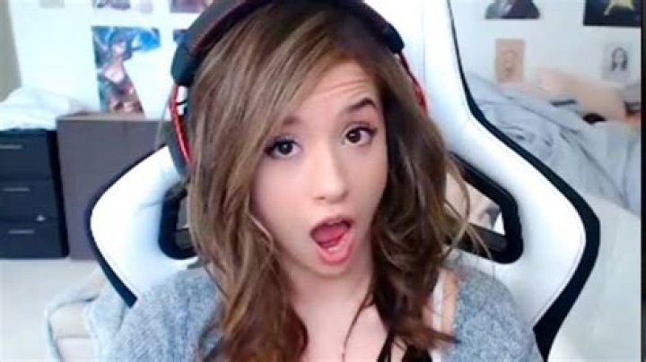 Pokimane responds to people confused about how makeup works