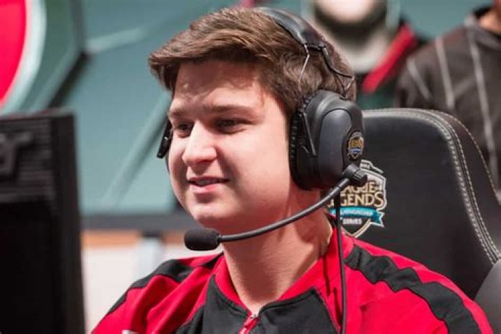 Pro LoL player Febiven banned on Twitch for hateful conduct on stream