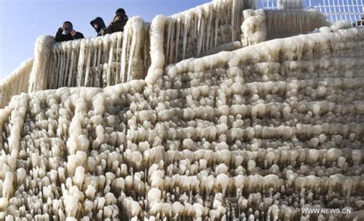 Rainbow, icicles seen on Hukou Waterfall scenic spot - Xinhua