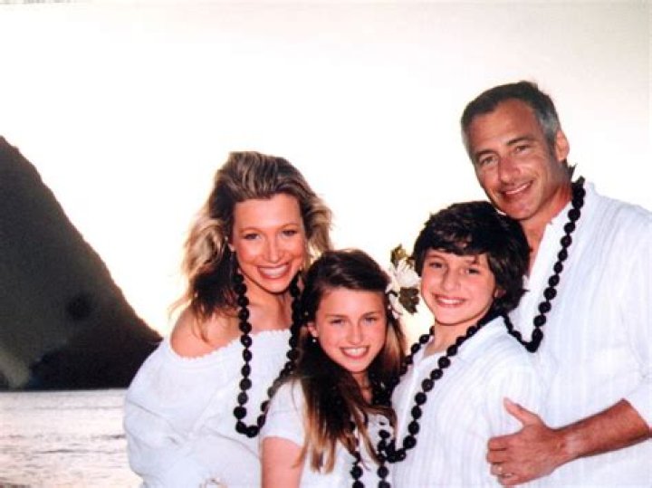 Roger Schaefer Bio, Age, Height, Husband, Salary, Net worth, Fox 28