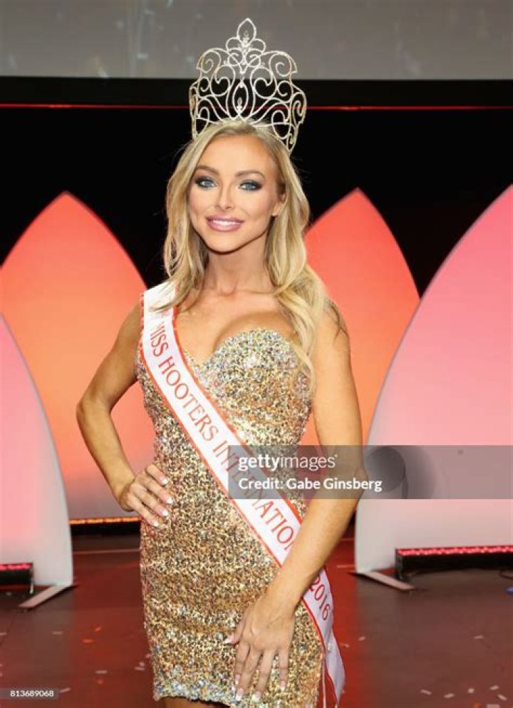 	Sable Jade Robbert wins Hooters swimsuit pageant	