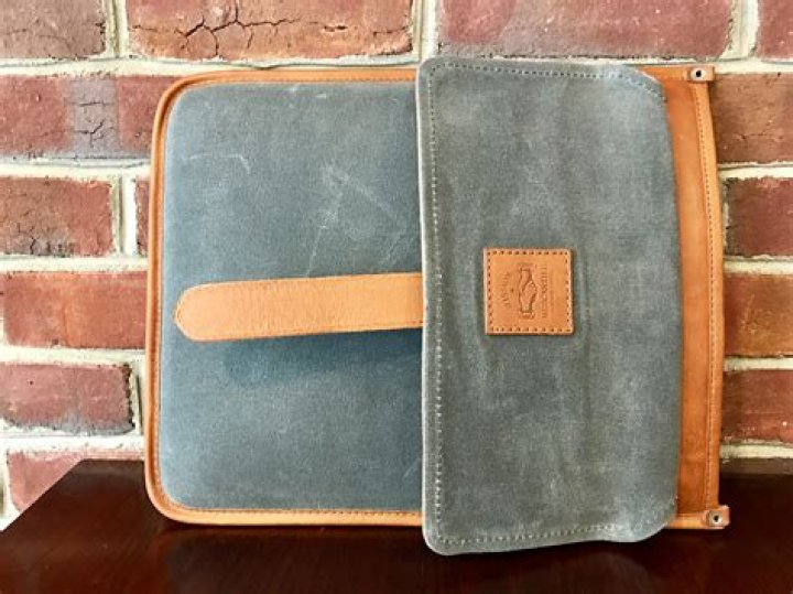 Scotsman Leather Laptop Sleeve
– Laurel Mercantile