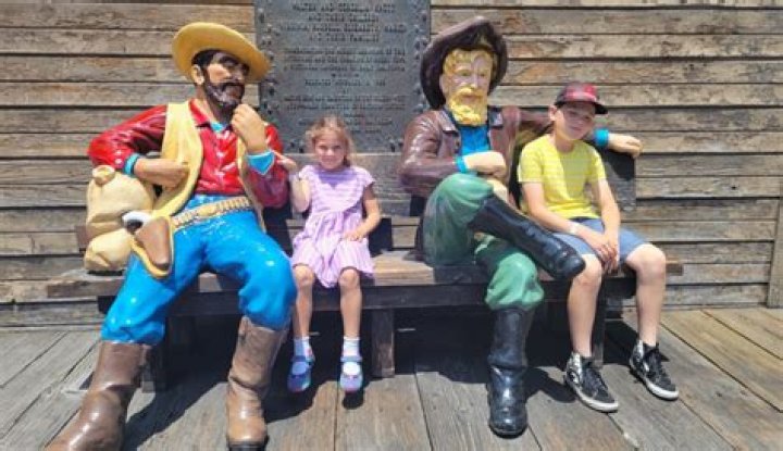 SHAQUILLE ONEAL AND KIDS HAVE FUN AT KNOTT’S BERRY FARM
