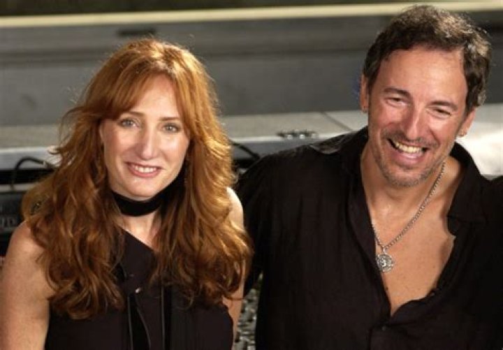 	SPRINGSTEEN KEEPS LOVE LIFE IN DARK	