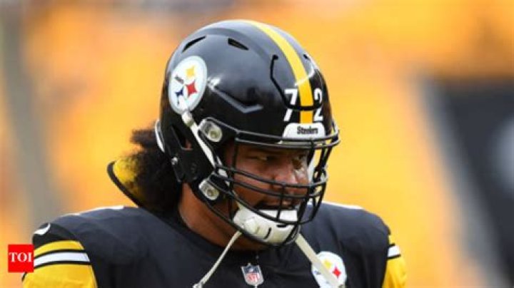 Steelers cut offensive tackle Zach Banner