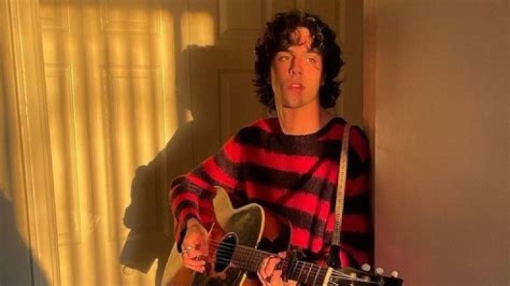 Stephen Sanchez - Bio, Age, Height, Nationality, Net Worth, Facts