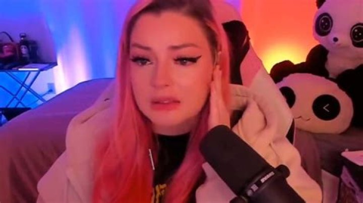 Streamer breaks down in tears after she opens amazing gift from fan