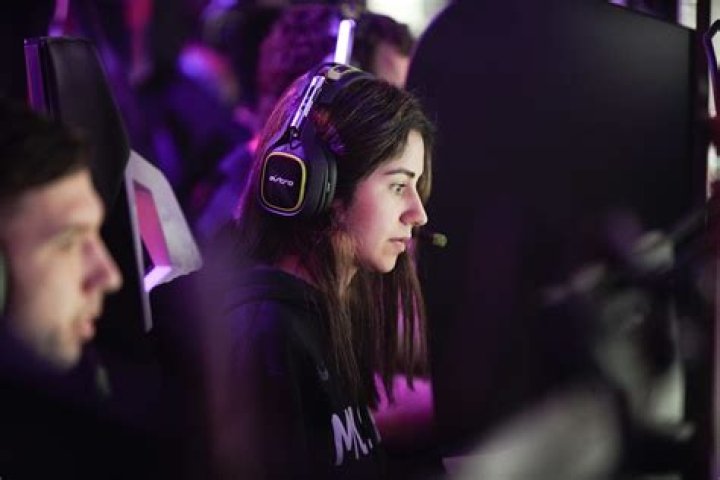 Streamer GuhRL reaches massive Apex Legends milestone after 31 hour Twitch stream