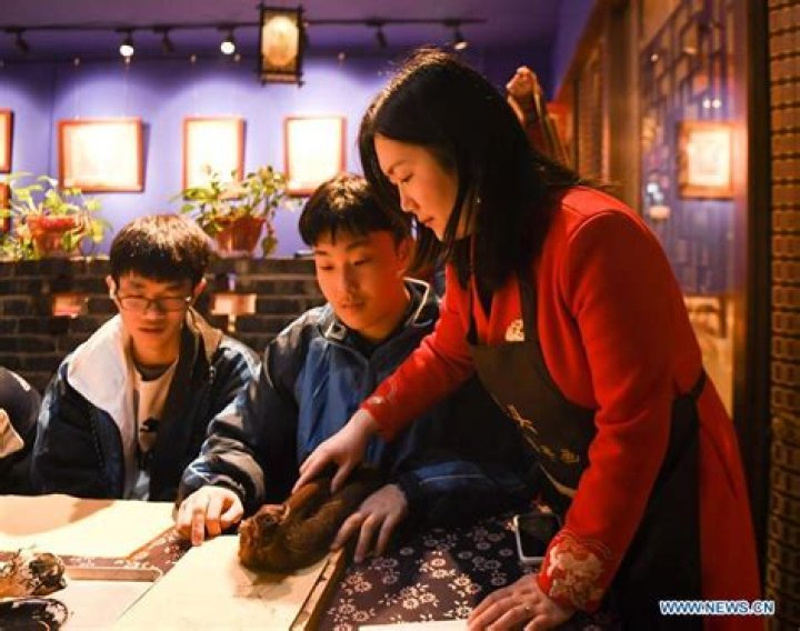 Students learn to make Tantou-style New Year pictures in Changsha - Xinhua