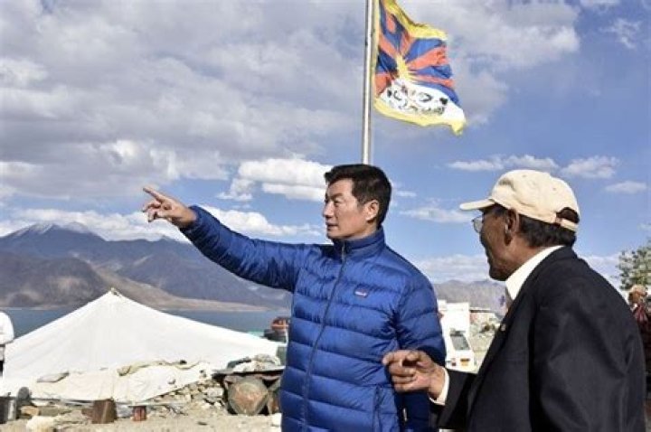 Tibetan official denies holding disputed lama