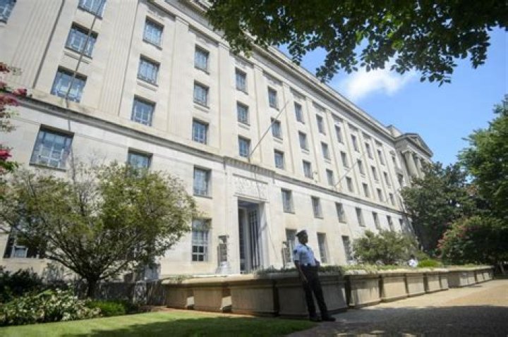 	U.S. INDICTS 2 UM PLAYERS FINANCIAL-FRAUD CHARGES TO BE FILED	